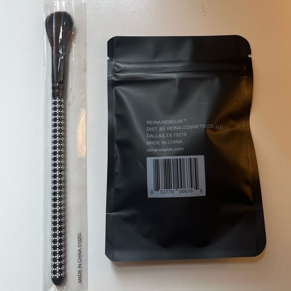 Highlighter Brush & Powder Puff - Picture 2 of 6